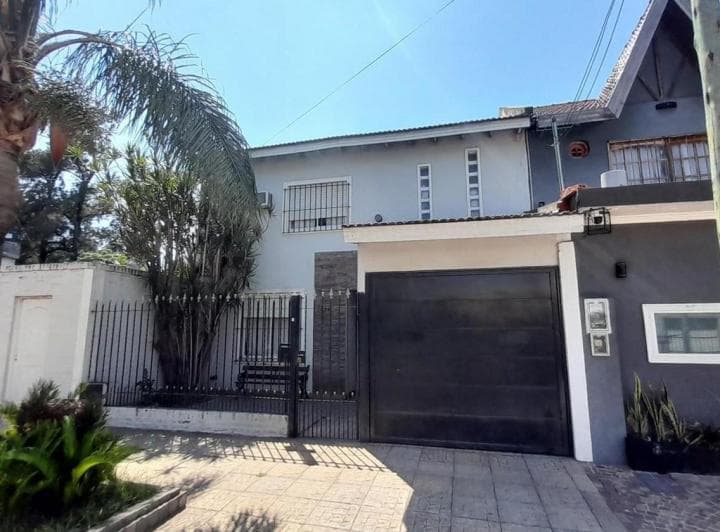 En Venta Casa con Pileta en Isidro Casanova - 4