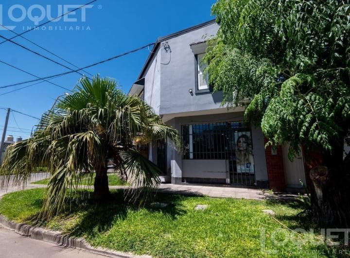Casa en Planta Alta con Locales Comerciales - 2