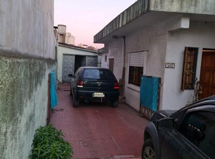 Casa con Local en Frente, con Espacio de Cochera y Patio - 2