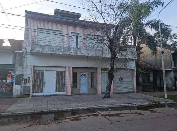Venta Casa Amplia con Locales, Departamento y Espacios Abier - 2