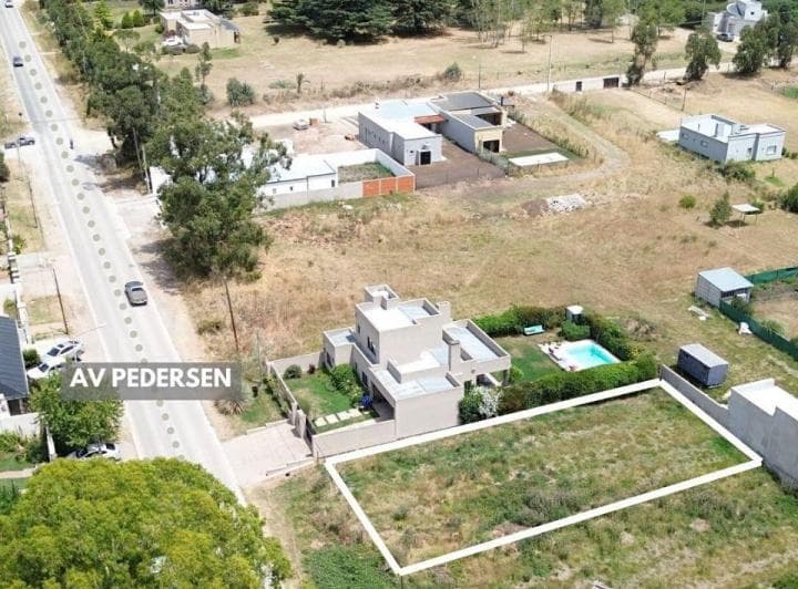 Excelente Lote Sobre Av Pedersen con Servicios - 3