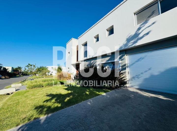 Casa 6 Ambientes en Venta Los Troncos Berazategui - 3