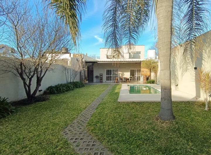 Venta/permuta - Casa - 3 Dorm. - Patio y Piscina - Alberdi, Rosario - 2