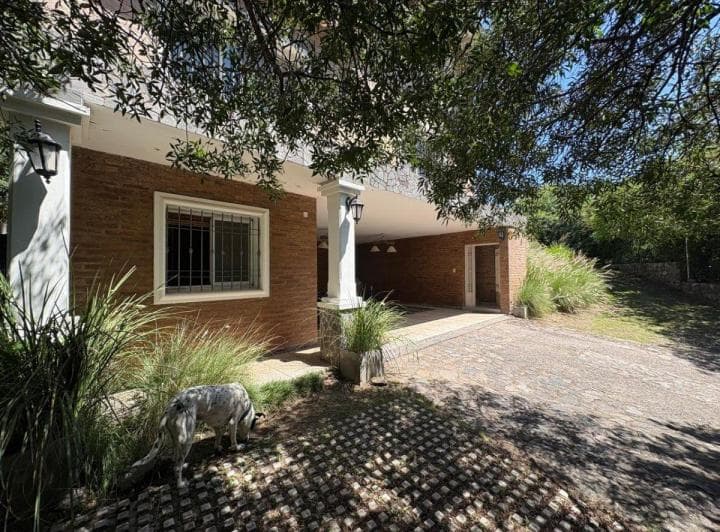 Venta Casa 3 Dorm. Gran Patio y Piscina - 212 M²/1221 M² Totales - Mendiolaza Centro. - 2
