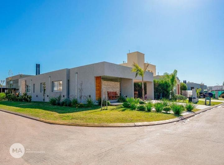Casa 3 Dorm. con Jardin y Piscina - San Sebastián Barrio Privado - Funes | Venta - 2