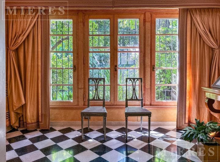 Gran Propiedad de Importantes Dimensiones y Ambientes Amplios, Todos con Vistas Al Jardín en Venta - 5