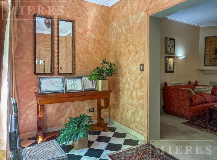 Gran Propiedad de Importantes Dimensiones y Ambientes Amplios, Todos con Vistas Al Jardín en Venta - 4