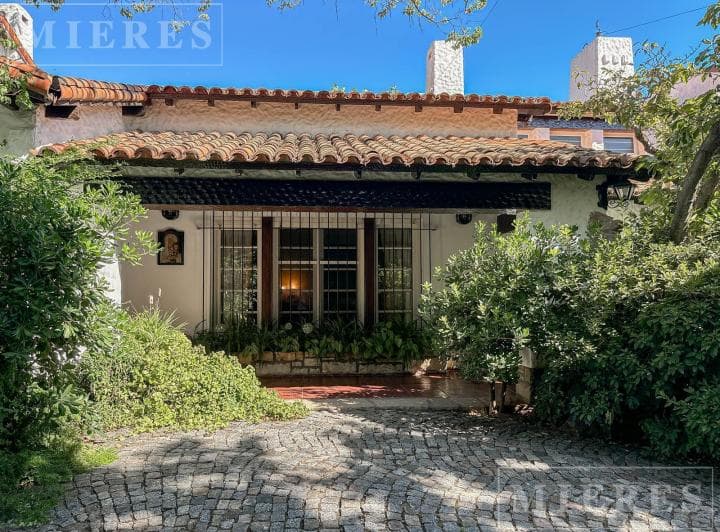 Gran Propiedad de Importantes Dimensiones y Ambientes Amplios, Todos con Vistas Al Jardín en Venta - 2