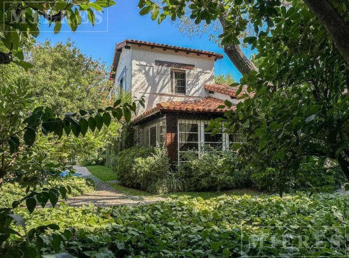 Gran Propiedad de Importantes Dimensiones y Ambientes Amplios, Todos con Vistas Al Jardín en Venta - 3
