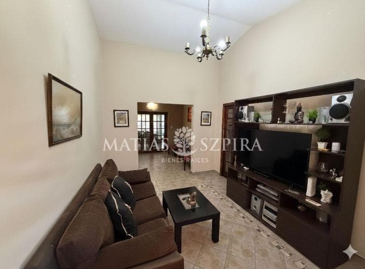 Hermoso Chalet con Parque y Pileta - 4