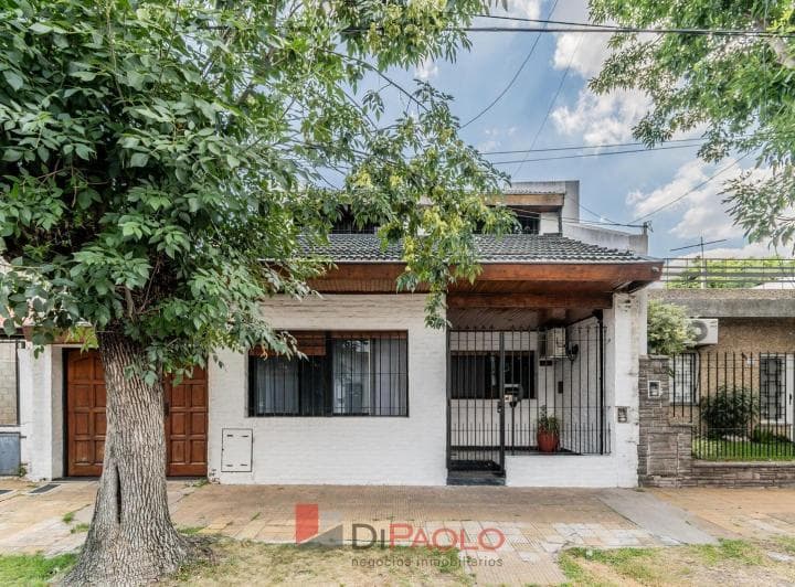 Venta Casa 4 Ambientes con Patio y Cochera en Villa Libertad - 2