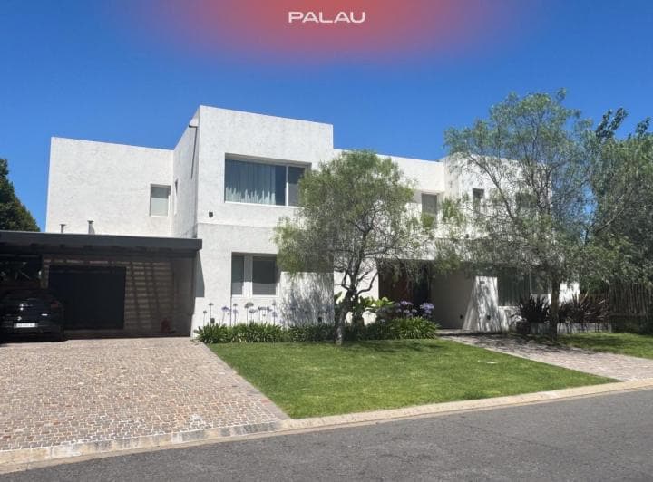 Excelente Casa de Categoría, Sobre Lago Central - Santa Bárbara - 2
