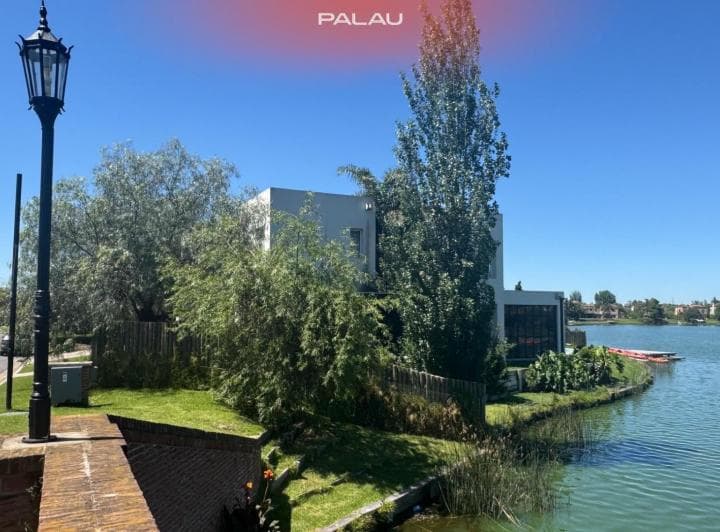 Excelente Casa de Categoría, Sobre Lago Central - Santa Bárbara - 4
