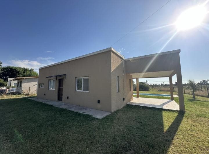 Casa en Venta de 2 Dorm. Terreno de 700 m². Quincho con Pileta. Barrio El Amparo, Escalada, Zarate - 4