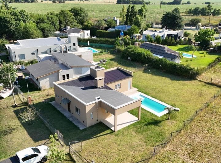 Casa en Venta de 2 Dorm. Terreno de 700 m². Quincho con Pileta. Barrio El Amparo, Escalada, Zarate - 2