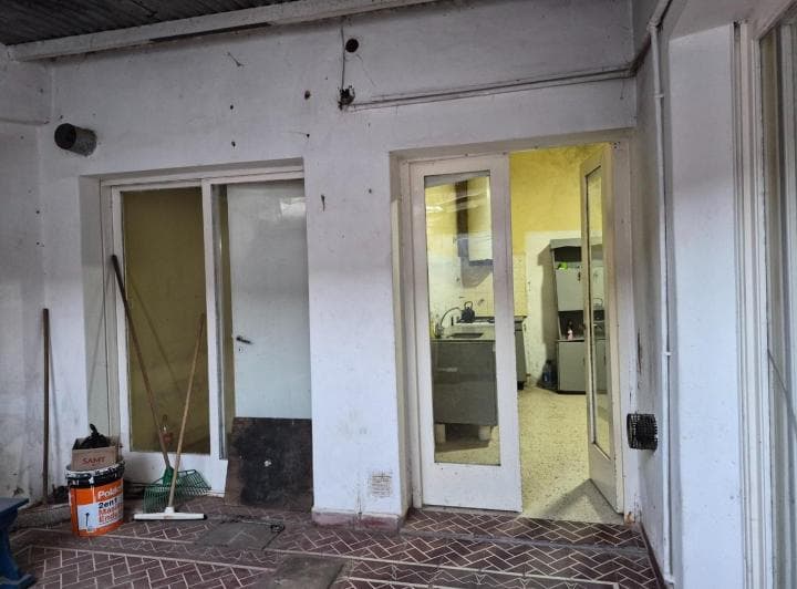 Areco - Casa a Reciclar - Buena Ubicacion - Antigua - 3