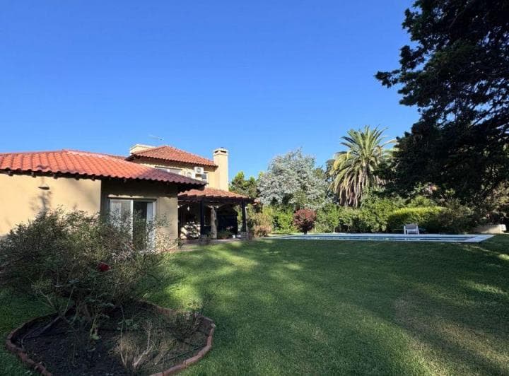 Excelente Casa con Piscina y Amplio Jardin Parquizado. Barrio Cerrado Los Eucaliptos Pilar Km54 - 3
