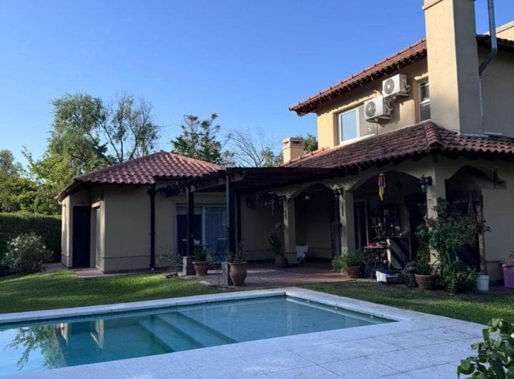 Excelente Casa con Piscina y Amplio Jardin Parquizado. Barrio Cerrado Los Eucaliptos Pilar Km54 - 4