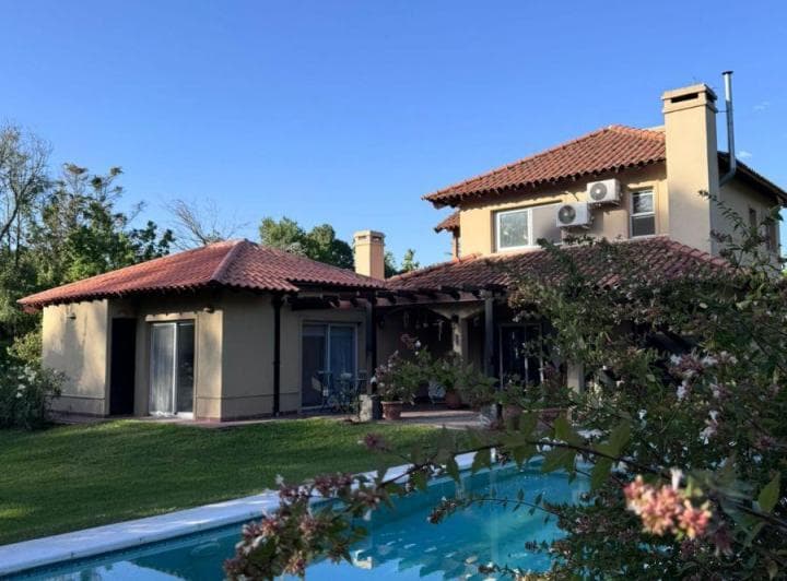 Excelente Casa con Piscina y Amplio Jardin Parquizado. Barrio Cerrado Los Eucaliptos Pilar Km54 - 2