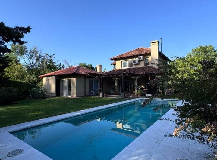 Excelente Casa con Piscina y Amplio Jardin Parquizado. Barrio Cerrado Los Eucaliptos Pilar Km54 - 5