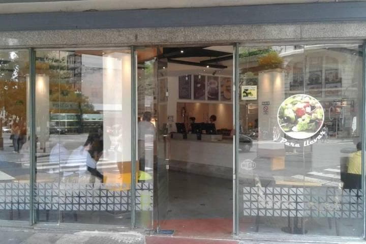Local Comercial, Esquina 15 m de Vidriera, con Renta - 3