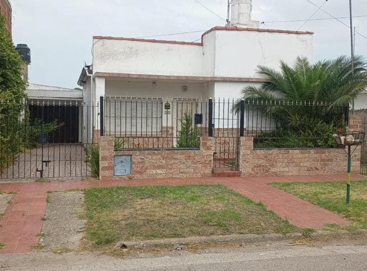 Casa 4 Ambientes Entrada Para Varios Autos Garage Para 2 Autos, 2 Baños 3 Dorm.,! Oportunida - 2