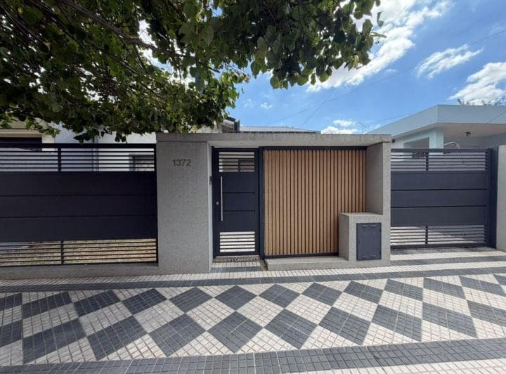Hermosa Casa Minimalista 4 Ambientes en Venta en Buena Zona! - 2
