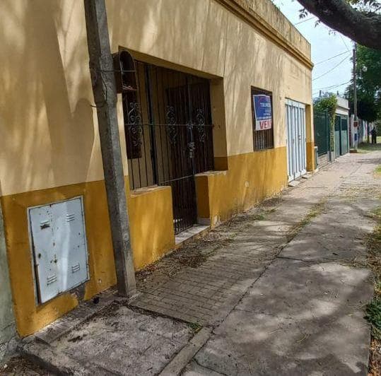 Terreno con Casa y Depto a Demoler o Refaccionar - 3