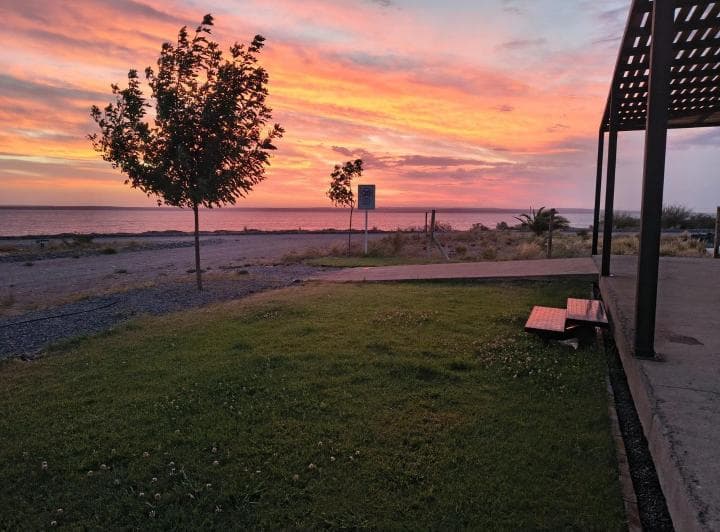 Venta de Casa en Villa Tenis Club Mari Menuco Frente Al Lago!. Nqn - 3