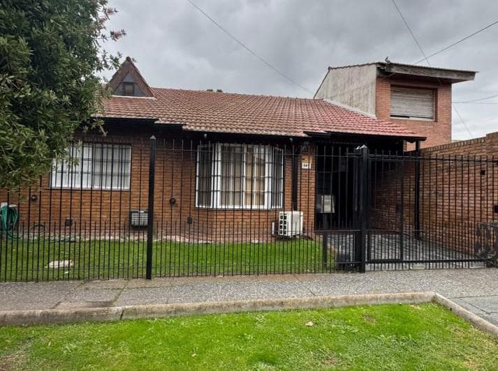 Chalet 5 Amb C/cochera y Fondo Libre en Ituzaingo Norte - 2