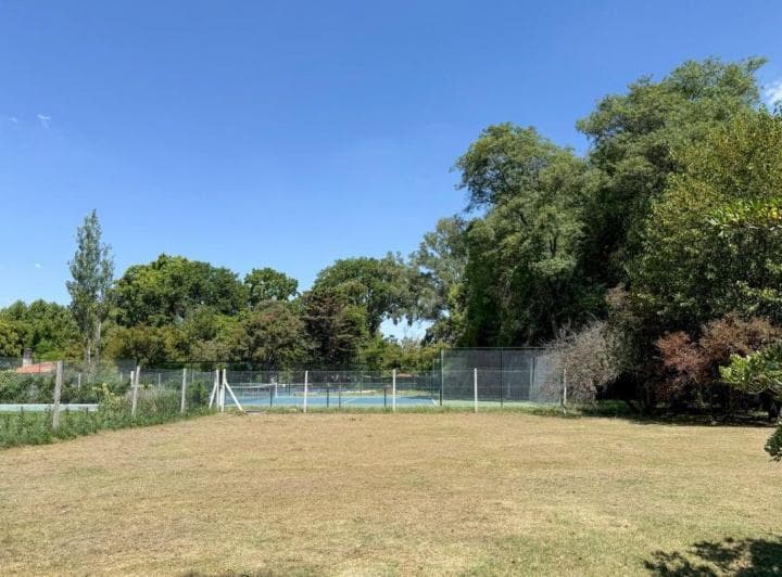 Lote en Los Nogales, Entorno Arbolado y de Poco Tránsito - 3