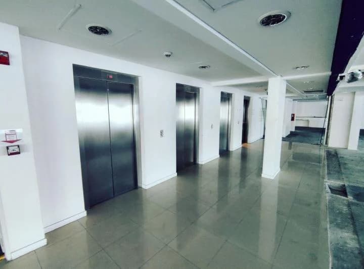 Edificio de Oficinas en Esquina - 4