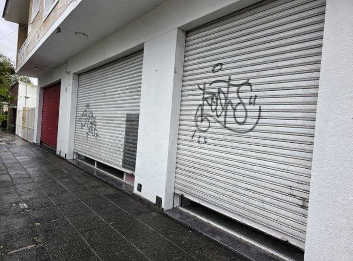 Importante Local en Esquina Sobre 12 de Octubre - 2