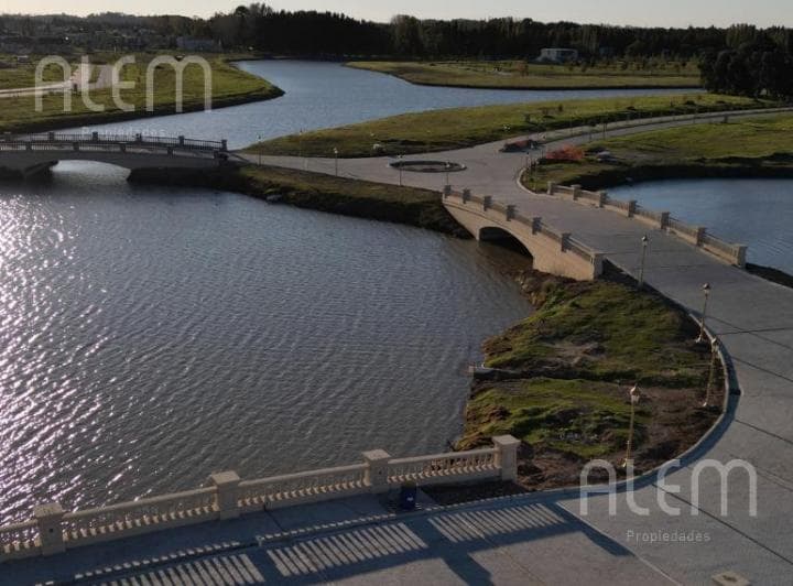 Lote en Venta con Fondo a Laguna Central en Pride Canning - 4