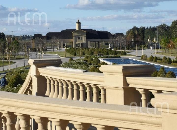 Lote en Venta con Fondo a Laguna Central en Pride Canning - 3
