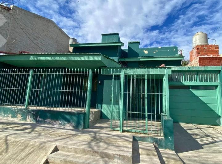 Venta Casa 4 Dorm. con Cochera, Balcon y Quincho - Sta. Genoveva - Nqn Capital - 3