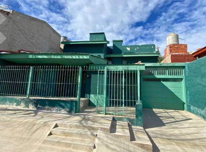 Venta Casa 4 Dorm. con Cochera, Balcon y Quincho - Sta. Genoveva - Nqn Capital - 2