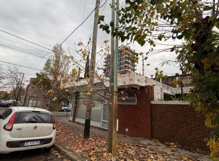 Excelente Local Comercial en Esquina – Av Vicente López y Jujuy - 3