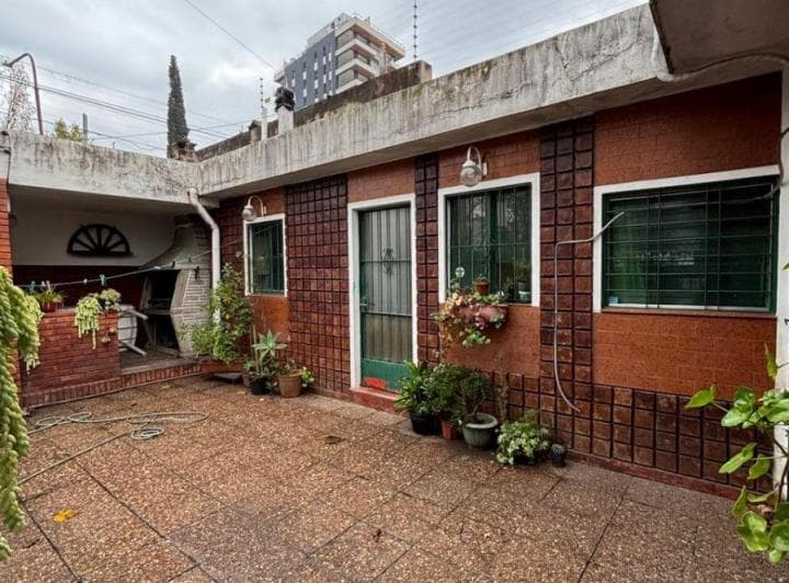 Excelente Local Comercial en Esquina – Av Vicente López y Jujuy - 4