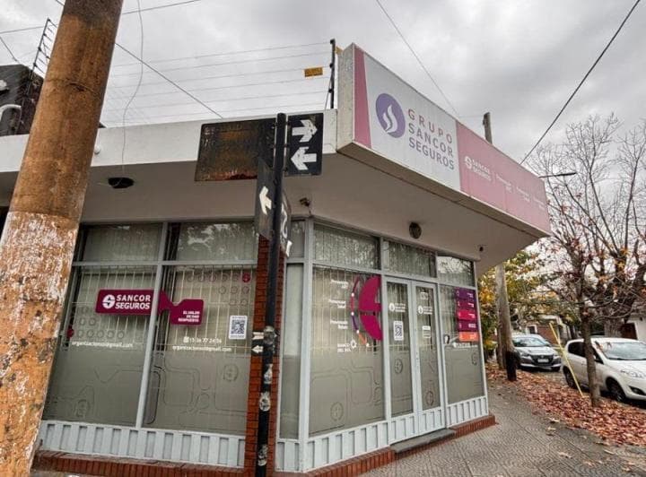 Excelente Local Comercial en Esquina – Av Vicente López y Jujuy - 2