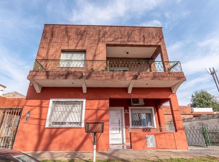 En Venta PH Al Frente de 4 Ambtes. con Patio Jose Leon Suarez. - 2