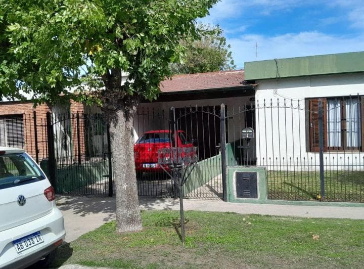 Casa en Barrio Bernardino Rivadavia. Tres Ambientes, Garage y Parque Trasero. Apto Crédito - 2