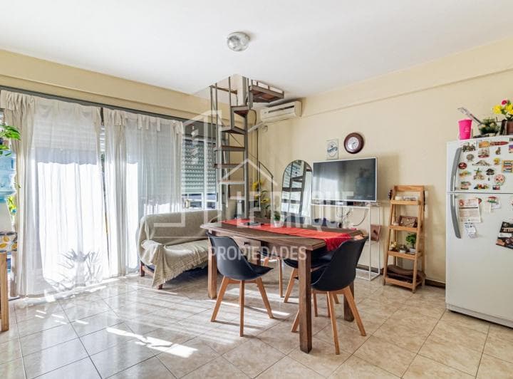 Excelente Depto con Balcon en 2 Plantas - 2