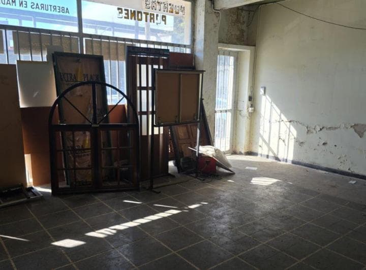 Venta de Importante Local Comercial con Amplio Salón en Villa Lynch - 3