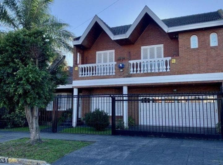 Chalet 6 Ambientes en Venta en Hermosa Zona - 2