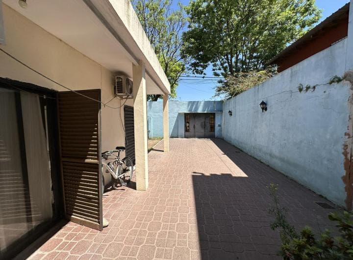 Excelente Casa Lote Propio de 4 Ambientes con Gran Patio en Mataderos - 2