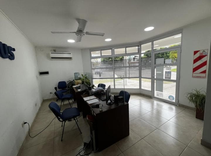 Casa y Salón Comercial - 3