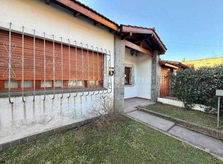 Casa 4 Ambientes con Jardín y Pileta - 2