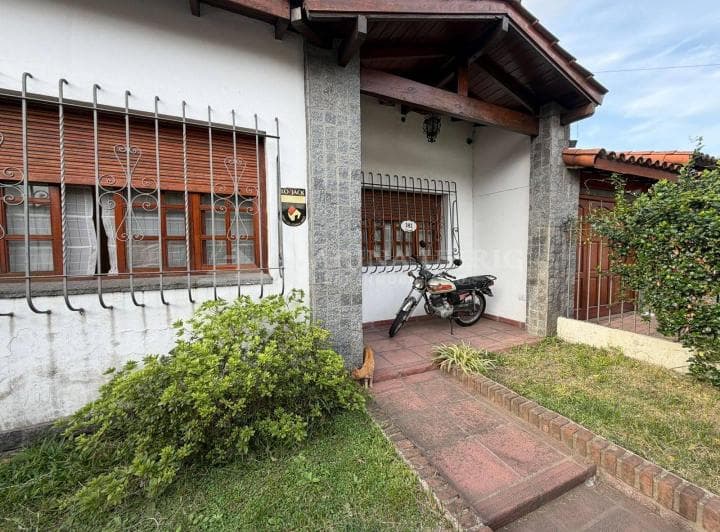 Casa 4 Ambientes con Jardín y Pileta - 4