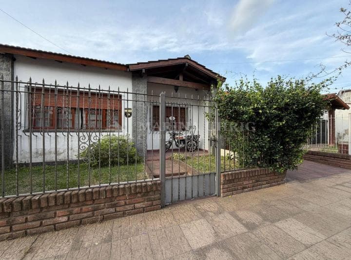 Casa 4 Ambientes con Jardín y Pileta - 3
